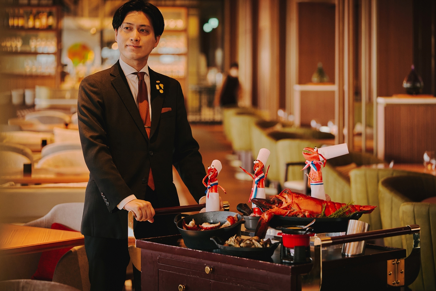 THE-MOMENT GRILL&DINING】名物ワゴンサービスに新たな彩り “オマール