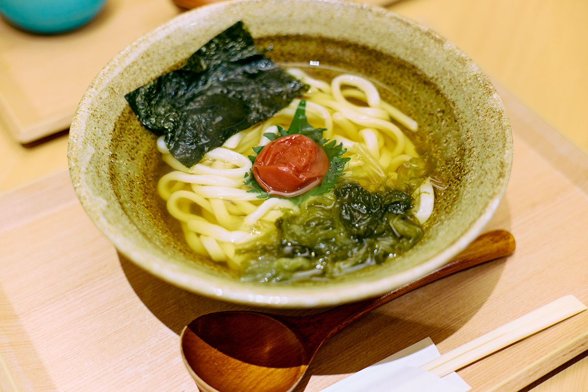 「めん処つるはん」の梅香うどんの画像