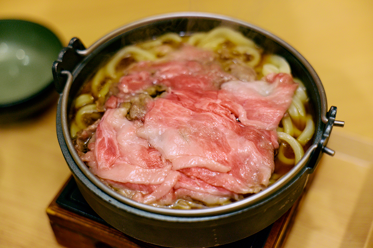 「めん処つるはん」の黒毛和牛すき焼きうどんの画像